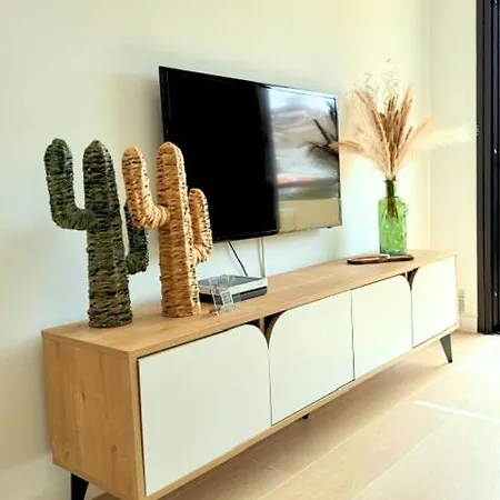 شقة Cozy & Terrace Apartament5 *