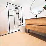 Cozy & Terrace Apartament5 דירה *